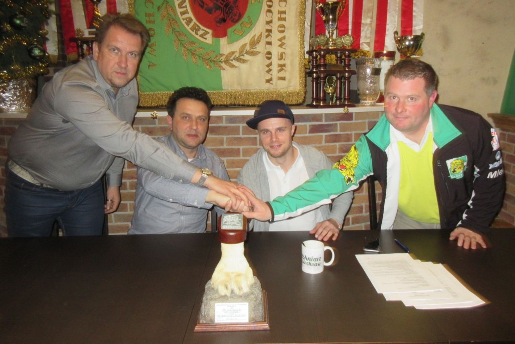 Działacze Włókniarza i Thomas Jonasson (drugi z prawej) tuż po podpisaniu umowy na sezon 2016.